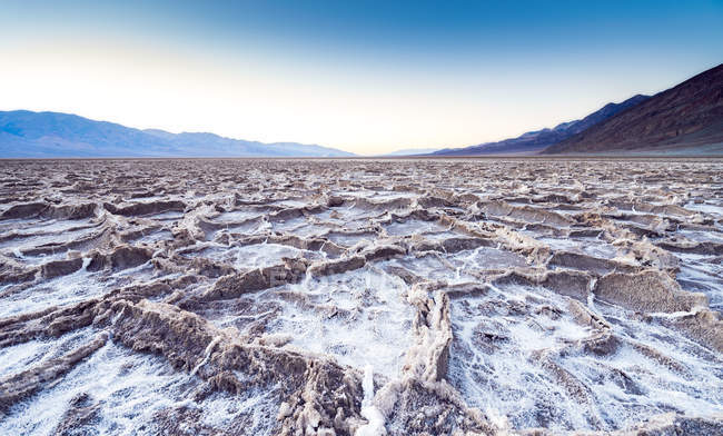 Badwater Basin en el Valle de la Muerte - foto de stock