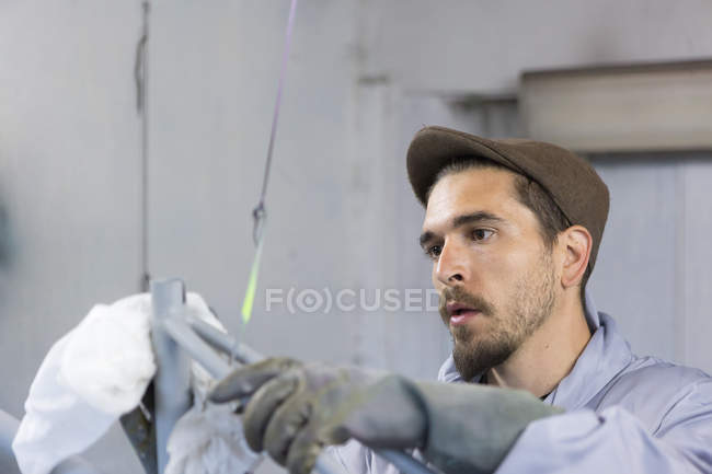 Man cleaning bicycle frame — Stock Photo