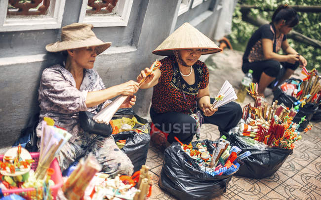 Vendedores del mercado callejero vietnamita - foto de stock