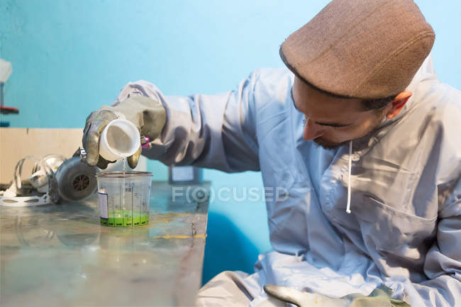 Man pouring green color — Stock Photo