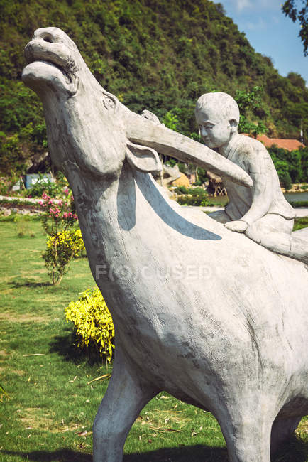 Statue of young boy with buffalo — Stock Photo