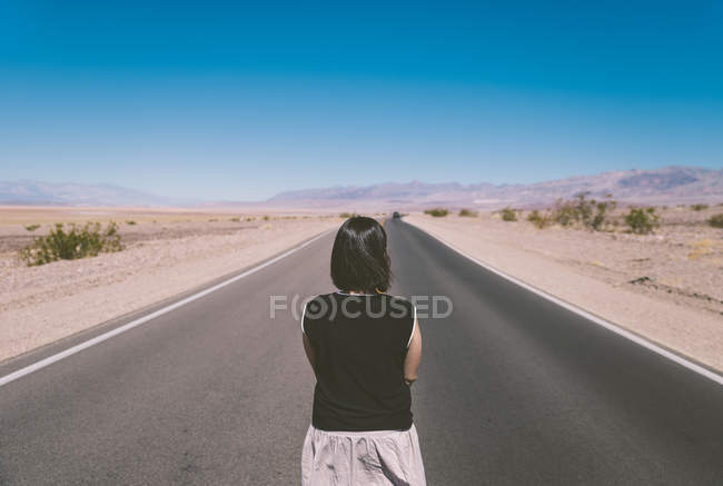 Donna bruna nella Valle della Morte — Foto stock