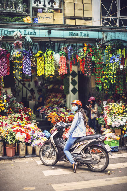Negozi che vendono fiori artificiali a Hanoi — Foto stock