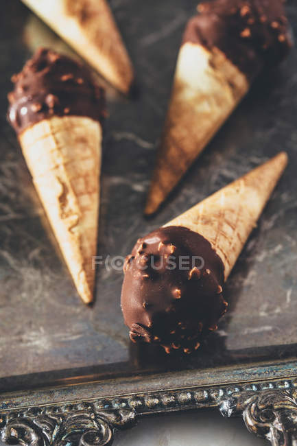 Conos de helado de chocolate - foto de stock