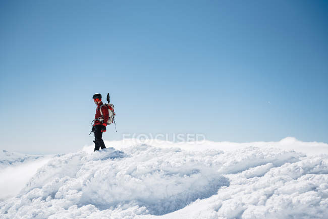 Trekking uomo sulla montagna innevata — Foto stock
