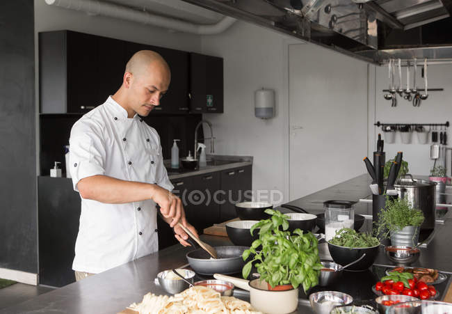 Chef cooking in kitchen — Stock Photo