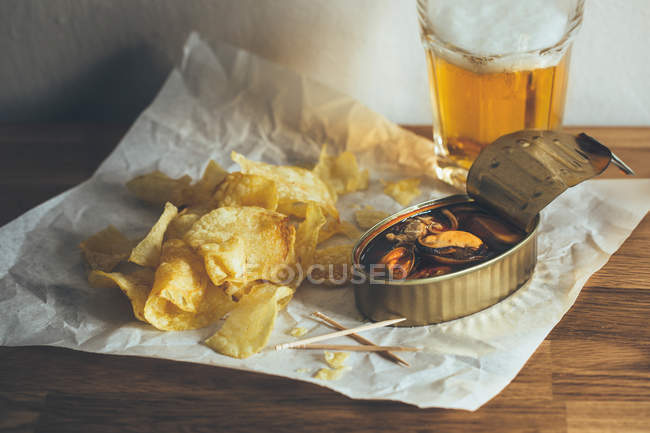 Can of mussels and fries — Stock Photo