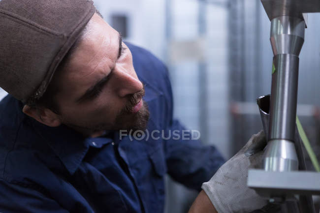 Constructor working with metal bars — Stock Photo