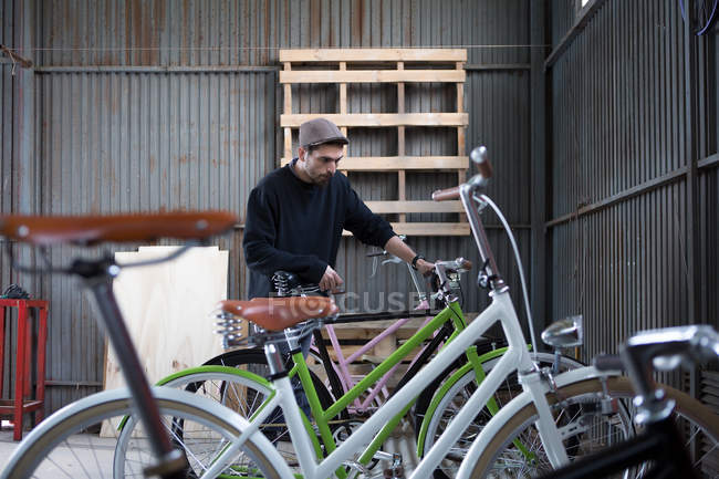 Man assembling bicycles — Stock Photo