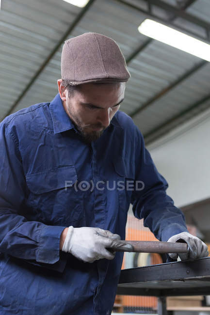 Costruttore guardando barre di ferro — Foto stock