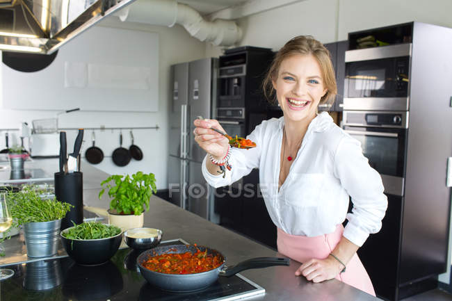 Девушка, женщина на кухне, утро, эстетика | Женщина, Утренняя рутина, Зеленая кухня