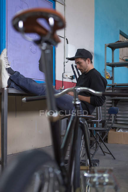 Bärtiger Handwerker sitzt auf Stuhl — Stockfoto