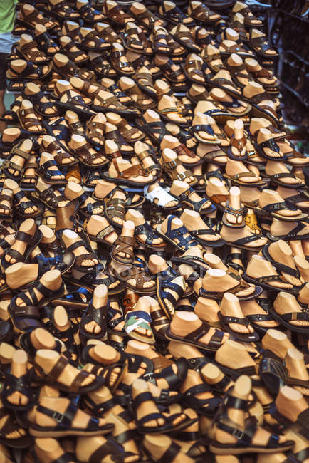 Sandalias en el mercado en Hanoi - foto de stock