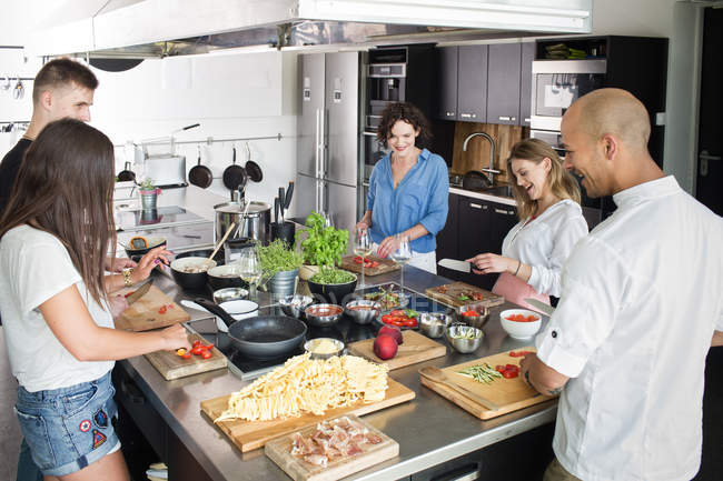 Pessoas felizes cozinhando juntas — Fotografia de Stock