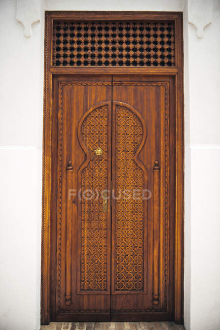 Puerta de madera tradicional marroquí - foto de stock