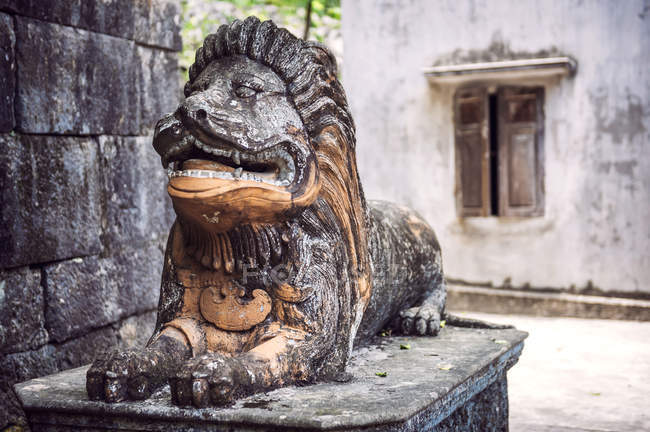 Antica statua a Bich Dong Pagoda — Foto stock