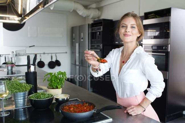 Frau probiert zubereitetes Essen — Stockfoto
