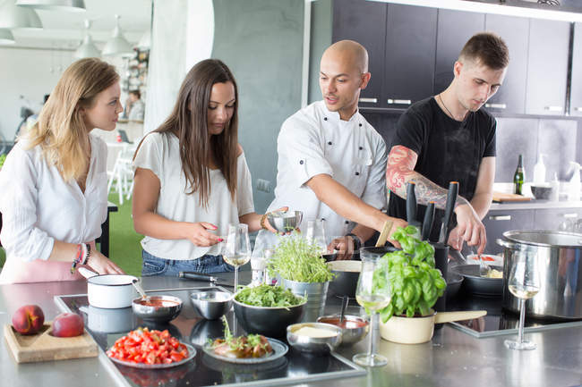 Koch lehrt Menschen in der Küche — Stockfoto