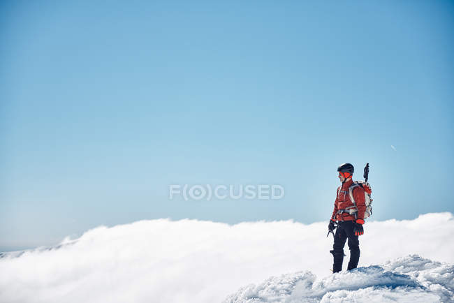Homme randonnée dans les montagnes enneigées — Photo de stock