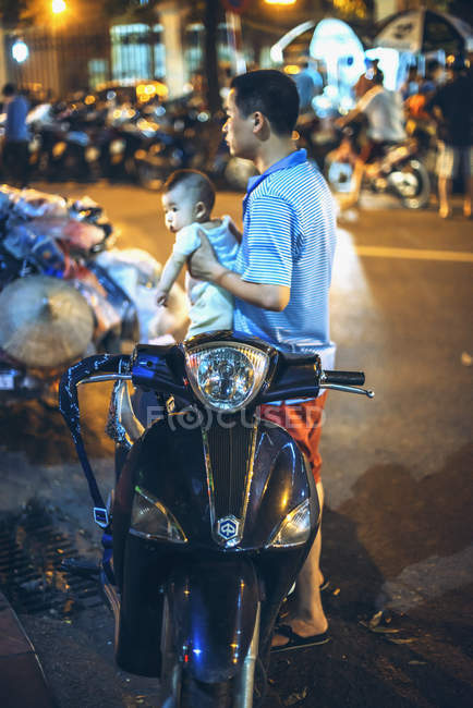 Persone e traffico di notte a Hanoi — Foto stock