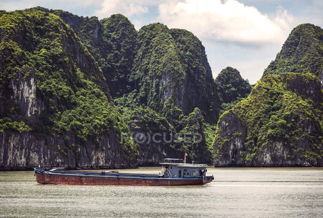 Barca galleggiante a Ha Long Bay — Foto stock