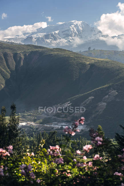 Красиві засніжені гори в Перу — стокове фото