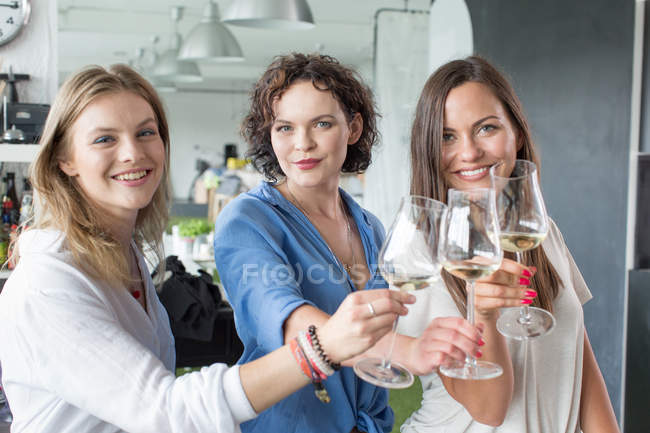 Femmes souriantes trinquant avec des lunettes — Photo de stock