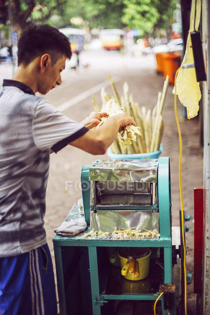 Sugar cane juice seller in Hanoi — Stock Photo