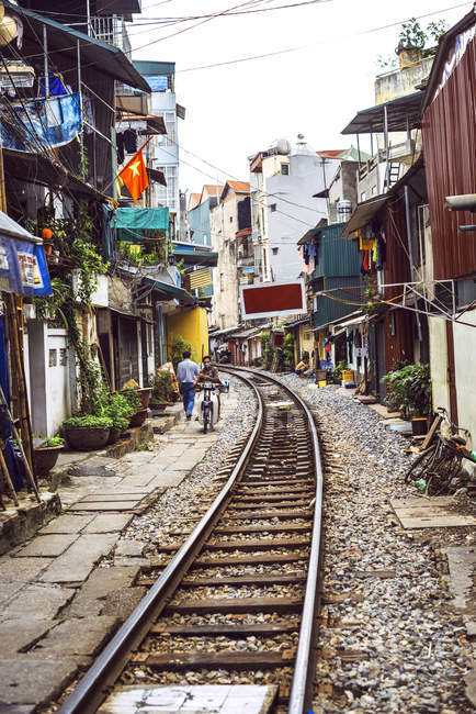 Maisons sur la voie ferrée à Hanoi — Photo de stock