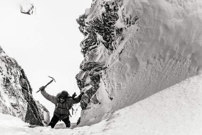 Mann wandert auf schneebedecktem Berg — Stockfoto