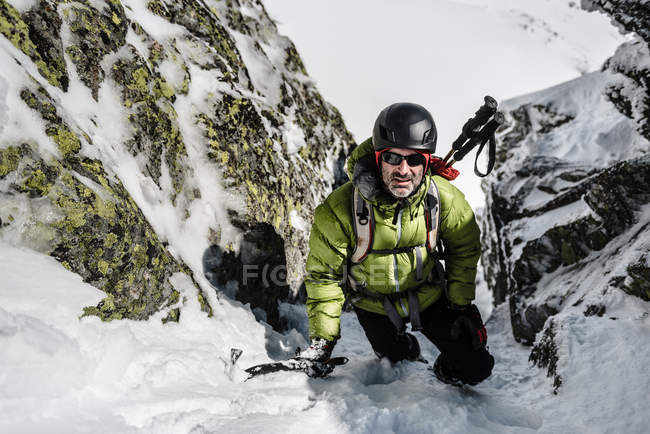 Homme trekking sur montagne enneigée — Photo de stock