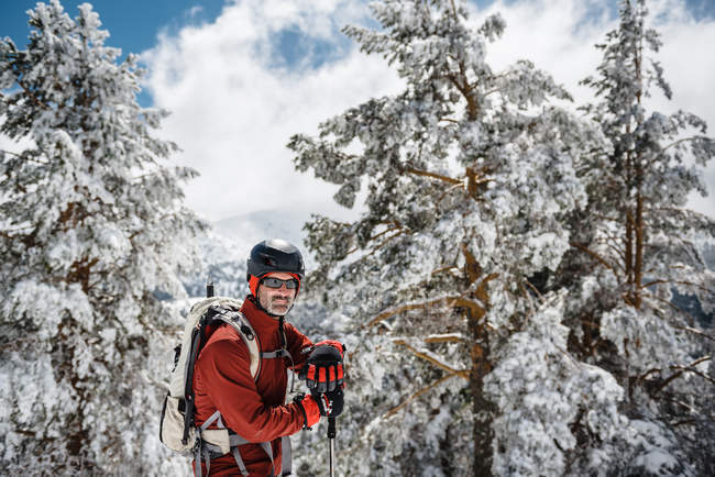 Hombre trekking en montaña nevada - foto de stock
