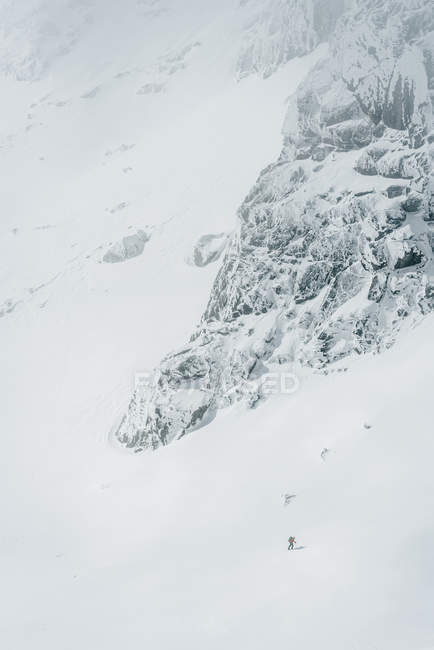 Mann wandert auf schneebedecktem Berg — Stockfoto