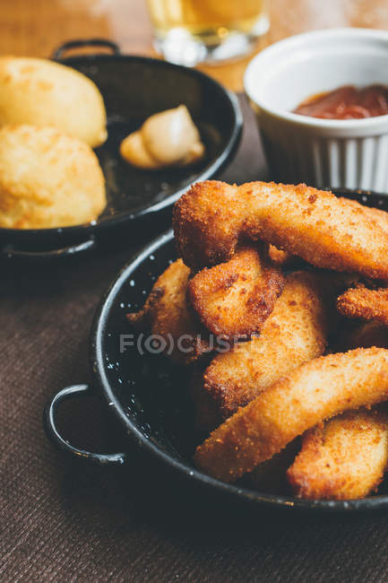 Deliciosos aperitivos dedos e croquetes — Fotografia de Stock
