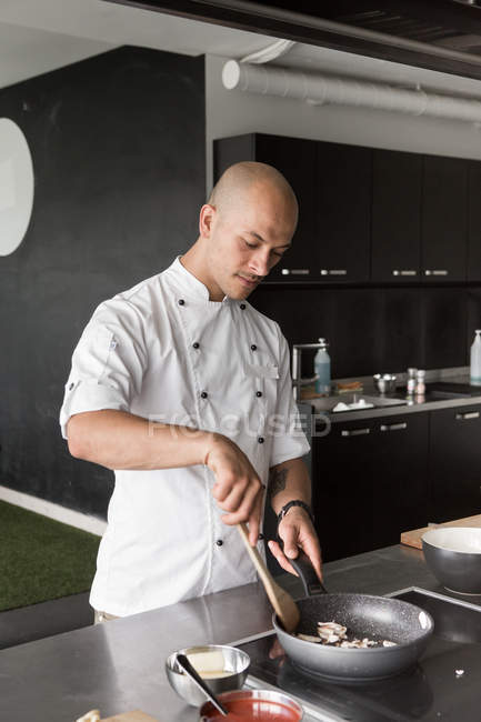 Chef cuisinier cuisinier champignons — Photo de stock