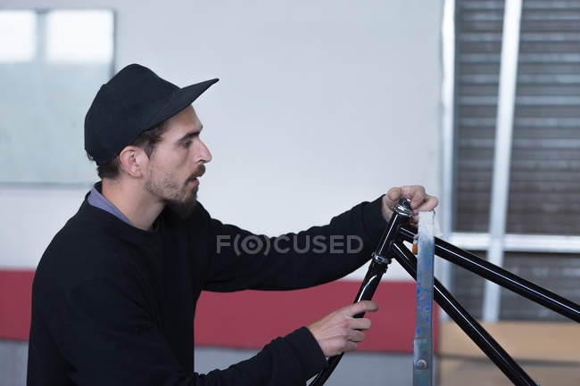 Homem trabalhando com barras de metal — Fotografia de Stock
