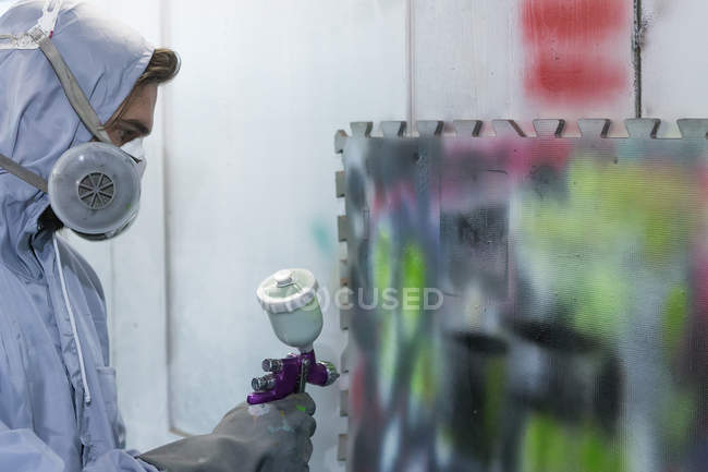 Mann mit Atemschutzmaske malte an Wand — Stockfoto