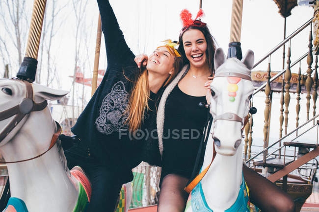 Mulheres se divertindo no parque de diversões — Fotografia de Stock