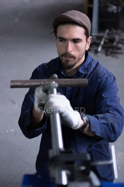 Homem segurando detalhe de metal — Fotografia de Stock