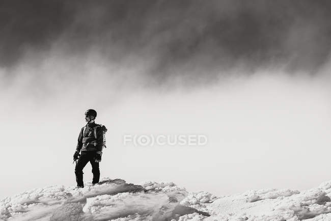 Homem trekking na montanha nevada — Fotografia de Stock