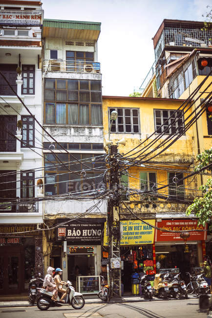 Moto in esecuzione sulla strada tipica di Hanoi — Foto stock