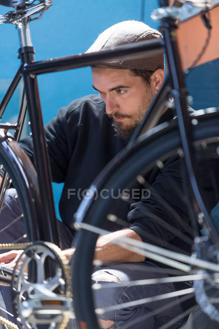 Uomo prendendo misure di bicicletta — Foto stock