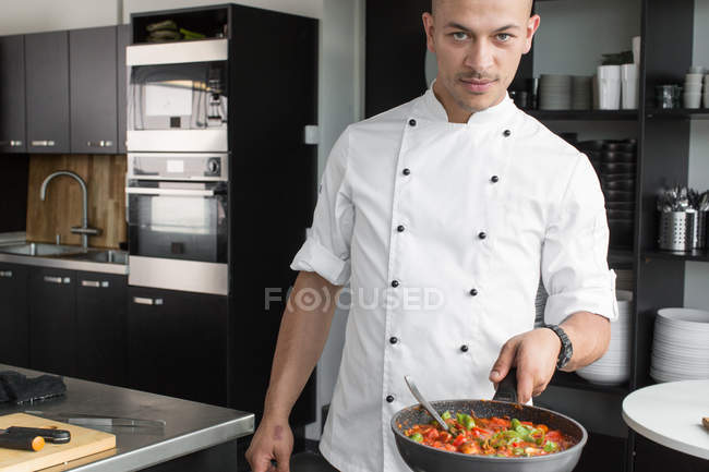 Chef bonito com frigideira — Fotografia de Stock