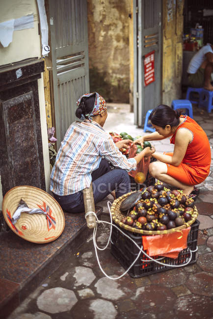 Venditore mercato di strada a Hanoi — Foto stock