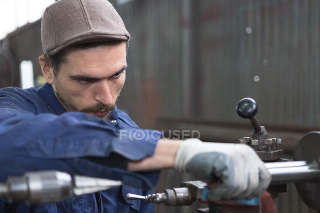 Hombre trabajando con detalles de hierro - foto de stock