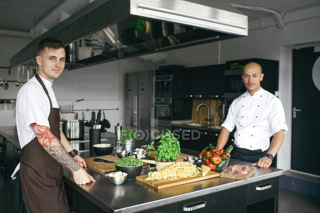 Chefs profesionales cocinando en la cocina - foto de stock