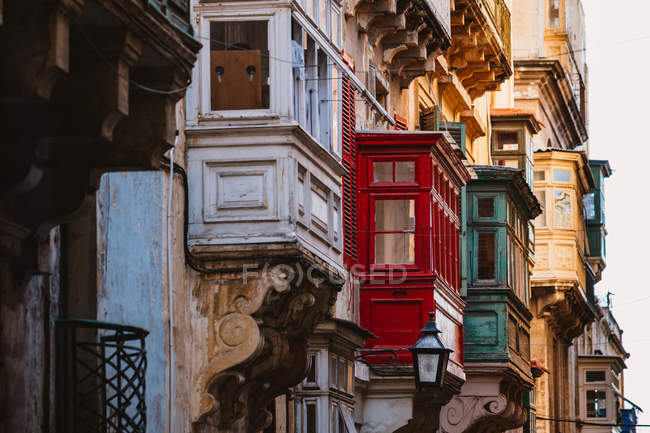Calle estrecha con balcones coloridos - foto de stock