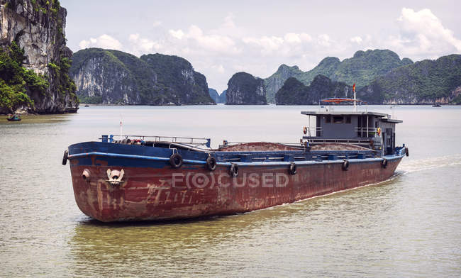 Barca galleggiante a Ha Long Bay — Foto stock