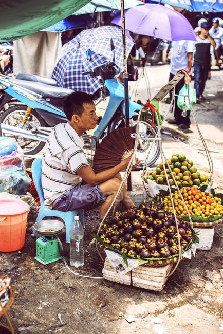 Street market seller in Hanoi — Stock Photo