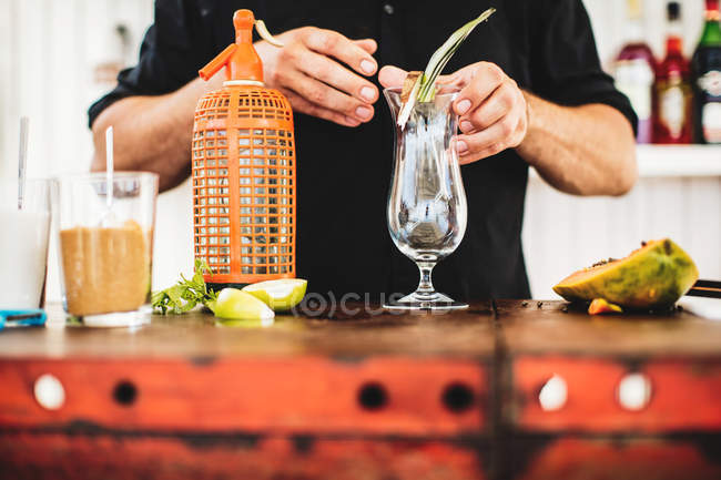 Підготовка коктейлів бармена — стокове фото